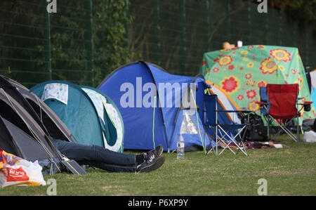 Auf dem Campingplatz in Wimbledon Park an Tag zwei der Wimbledon Championships in der All England Lawn Tennis und Croquet Club. Stockfoto