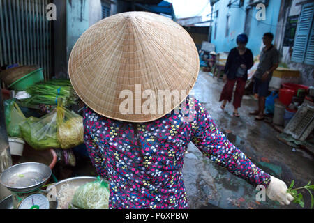 Frau mit traditionellen konischen Hut, Can Tho, Vietnam Stockfoto