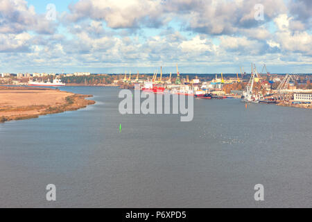 Port mit Kränen auf dem Fluss Daugava in die Lettische Hauptstadt Riga vor dem Hintergrund der im Sommer eine Wolke mit Wolken Stockfoto