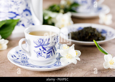 Ein exquisites Forster Schale von einer atemberaubend schönen Tee mit einem duftenden grünen Tee. Tee mit einem Hauch von Jasmin. Close-up. Stockfoto