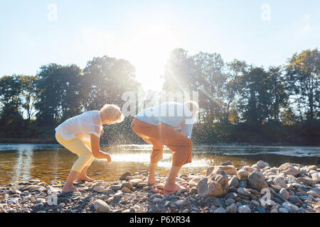 Zwei ältere Menschen genießen den Ruhestand und Einfachheit in der Nähe des Flusses Stockfoto