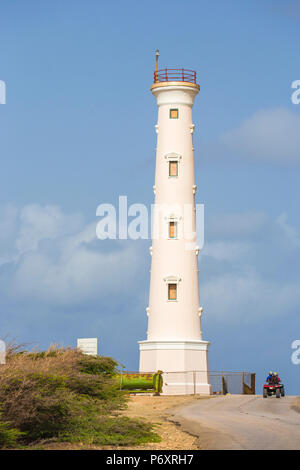 Karibik, Niederländische Antillen, Aruba, Touristen auf Quad Bikes an der California Leuchtturm Stockfoto