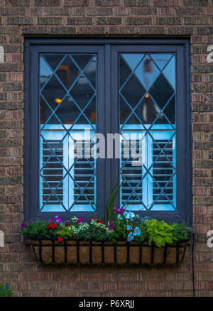Landhausstil Fenster mit Blumen im Freien Stockfoto