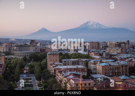 Armenien, Yerevan, Ansicht von Eriwan und den Berg Ararat von Cascade Stockfoto