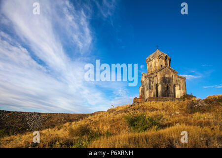 Armenien, Pasardschik, Yerevan, Kirche von surb Astvatsatsin auch als Vahramashen Kirche Amberd Festung entfernt an den Hängen des Berges Aragats bekannt, mit dem Berg Ararat in der Ferne Stockfoto