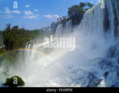 Argentinien, Neuquén, Puerto Iguazu, Blick auf die Iguazu Fälle mit der Regenbogen. Stockfoto