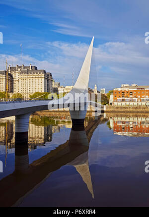 Argentinien, Buenos Aires Provinz, Stadt Buenos Aires, Ansicht von Puente De La Mujer in Puerto Madero. Stockfoto