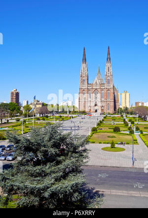 Argentinien, Provinz Buenos Aires, La Plata, Ansicht von der Plaza Moreno und die Kathedrale von La Plata. Stockfoto