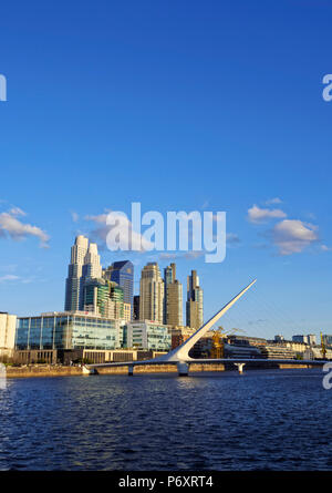 Argentinien, Buenos Aires Provinz, Stadt Buenos Aires, Ansicht von Puente De La Mujer in Puerto Madero. Stockfoto