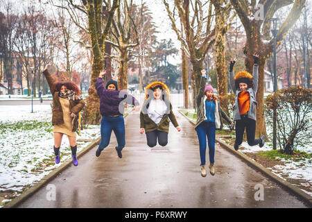 Fünf junge Frauen outdoor springen Spaß - Erfolg, Glück, Zufriedenheit Konzept Stockfoto
