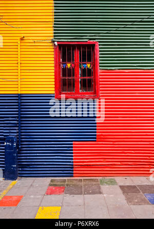 Argentinien, Buenos Aires, typischen bunten Wand eines Hauses in La Boca Nachbarschaft. Stockfoto