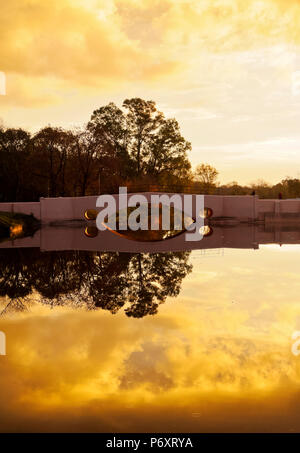 Argentinien, Provinz Buenos Aires, San Antonio de Areco, Ansicht des Flusses Areco und die alte Brücke bei Sonnenuntergang. Stockfoto