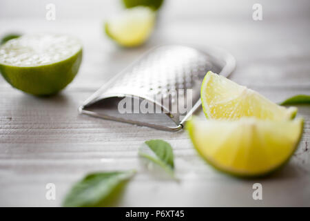 Hausgemachte Kalk Quark mit Scheiben und Blätter Stockfoto