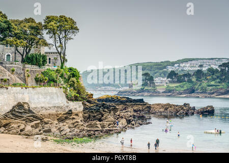 Eine Landschaft mit Blick über Moneyready Strand (Fowey, Cornwall, UK) über der Mündung zu polruan an einem heißen feuchten Tag mit Menschen Abkühlung im Wasser Stockfoto