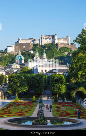 Österreich, Salzburg, Blick auf Festung Hohensalzburg von Schloss Mirabell und dessen Gärten Stockfoto