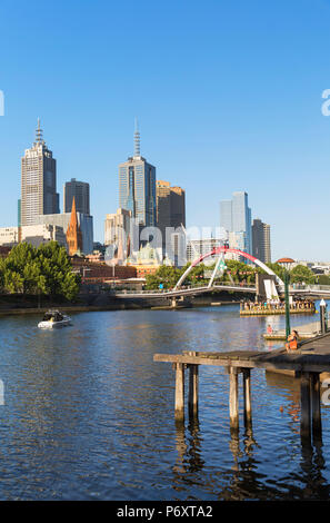 Skyline von Melbourne entlang Yarra River, Melbourne, Victoria, Australien Stockfoto