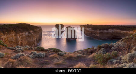 Loch Ard Gorge bei Sonnenuntergang, Port Campbell National Park, Great Ocean Road, Victoria, Australien Stockfoto