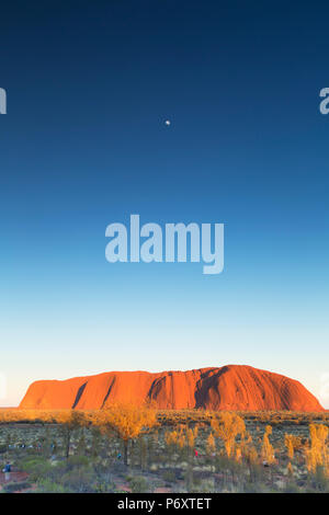 Uluru (UNESCO Weltkulturerbe) an der Dämmerung, Uluru-Kata Tjuta National Park, Northern Territory, Australien Stockfoto
