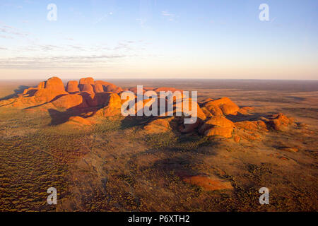 Luftaufnahme von Kata Tjuta bei Sonnenaufgang, Red Centre. Northern Territory, Australien Stockfoto