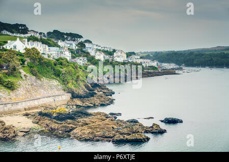 Ein Blick von St Catherine's Castle down the Fowey Mündung in Richtung Bodinnick, Cornwall, England. Zeigt die Landschaft Readymoney Cove und Fowey Stadt. Stockfoto