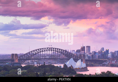 Blick auf die Sydney Harbour Bridge und das Opernhaus von Sydney bei Sonnenuntergang, Sydney, New South Wales, Australien Stockfoto