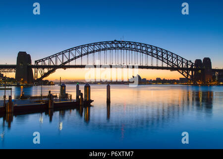 Sydney Harbour Bridge in der Dämmerung, Sydney, New South Wales, Australien Stockfoto