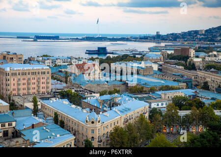 Aserbaidschan, Baku, Blick auf die Stadt über Fountain Square auf der Suche nach Baku Crystal Hall, wo die 2012 Eurovision Song Contest abgehalten - und der weltweit höchsten Flagmast Stockfoto