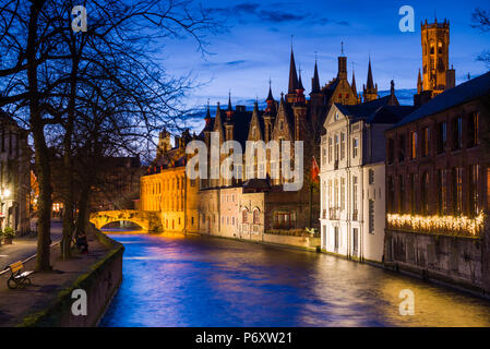 Belgien, Brügge, am Kanal gelegenes Gebäude und Belfort Tower, Dämmerung Stockfoto