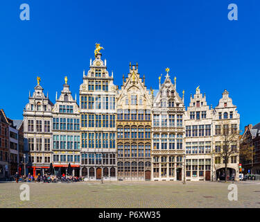 Belgien, Flandern, Antwerpen (Antwerpen). Mittelalterliche gildehäuser am Grote Markt. Stockfoto