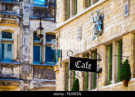 Belgien, Flandern, Gent (Gent). Cafe unterzeichnen und alte Gebäude im Zentrum von Gent. Stockfoto