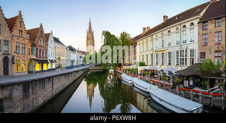 Belgien, West-Flandern (Vlaanderen), Brügge (Brugge). Church of Our Lady, Onze-Lieve-Vrouwekerk und Gebäuden entlang des Kanals Dijver, bei Sonnenuntergang. Stockfoto