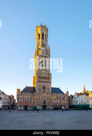 Belgien, Westflandern (Vlaanderen), Brügge (Brügge). Das 13. Jahrhundert Belfort van Brugge Glockenturm auf dem Marktplatz, in der Dämmerung. Stockfoto