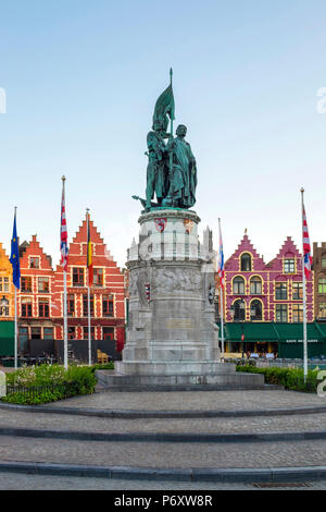 Belgien, Westflandern (Vlaanderen), Brügge (Brügge). Statue von Jan Breydel und Pieter de Coninck am Markt. Stockfoto