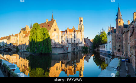 Belgien, West-Flandern (Vlaanderen), Brügge (Brugge). Belfort van Brugge und mittelalterlichen Gebäuden am Dijver Kanal vom Rozenhoedkaai im Morgengrauen. Stockfoto