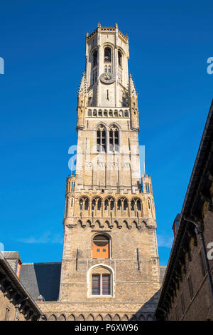 Belgien, West-Flandern (Vlaanderen), Brügge (Brugge). Im 13. Jahrhundert Belfort van Brugge Glockenturm Turm auf dem Marktplatz. Stockfoto