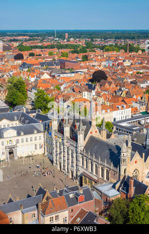 Belgien, West-Flandern (Vlaanderen), Brügge (Brugge). High-Angle Ansicht von Brügge, Burgplatz, von Belfort Glockenturm. Stockfoto