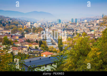 Bosnien und Herzegowina, Sarajevo, Blick auf die Stadt und den Fluss Miljacka Stockfoto