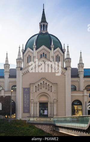 Bosnien und Herzegowina, Sarajevo, Festina Lente Brücke an der Akademie der Bildenden Künste, die ursprünglich als eine evangelische Kirche errichtet. Stockfoto