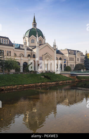 Bosnien und Herzegowina, Sarajevo, Festina Lente Brücke an der Akademie der Bildenden Künste, die ursprünglich als eine evangelische Kirche errichtet. Stockfoto