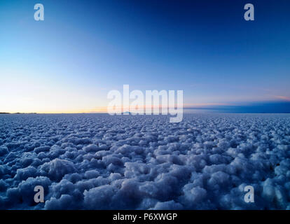 Bolivien, Potosi Department, Daniel Campos Provinz, Blick auf den Salar de Uyuni, der größte Salz Wohnung in der Welt bei Sonnenuntergang. Stockfoto