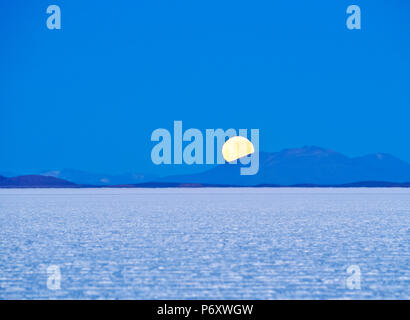 Bolivien, Potosi Abteilung, Provinz Daniel Campos, Monduntergang über den Salar de Uyuni, dem größten Salzsee der Welt. Stockfoto