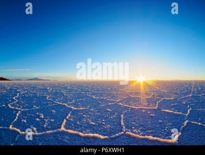 Bolivien, Potosi Abteilung, Provinz Daniel Campos, Sonnenaufgang über dem Salar de Uyuni, dem größten Salzsee der Welt. Stockfoto
