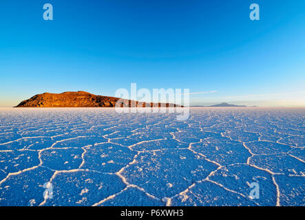 Bolivien, Potosi Department, Daniel Campos Provinz, Salar de Uyuni, Blick auf die Insel Incahuasi bei Sonnenaufgang. Stockfoto