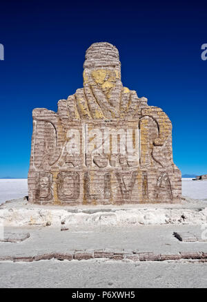 Bolivien, Potosi Abteilung, Provinz Daniel Campos, Dakar Bolivien Salz Denkmal auf dem Salar de Uyuni. Stockfoto