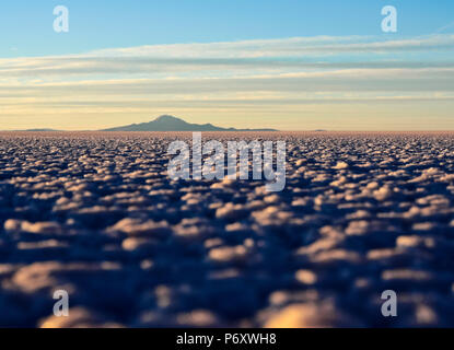 Bolivien, Potosi Department, Daniel Campos Provinz, Blick auf den Salar de Uyuni, der größte Salz Wohnung in der Welt bei Sonnenuntergang. Stockfoto