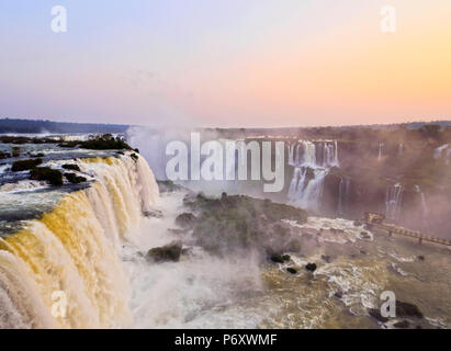 Brasilien, Bundesstaat Parana, Foz do Iguacu, Blick auf die Iguazu Wasserfälle. Stockfoto
