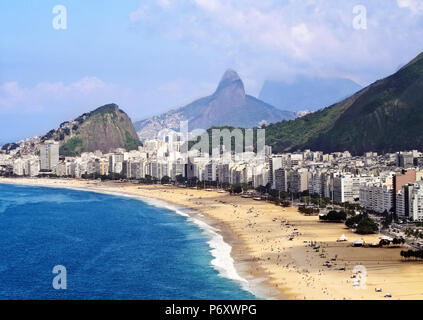 Brasilien, Stadt von Rio De Janeiro, Leme, Copacabana Strand von Forte Duque de Caxias betrachtet. Stockfoto