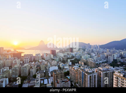 Brasilien, Stadt von Rio De Janeiro, Blick über Botafogo Nachbarschaft nach der Zuckerhut bei Sonnenaufgang. Stockfoto