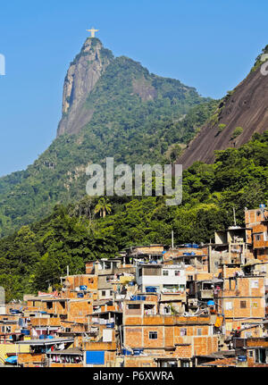 Brasilien, Stadt von Rio De Janeiro, Ansicht von der Favela Santa Marta mit Corcovado und die Christus-Statue hinter. Stockfoto