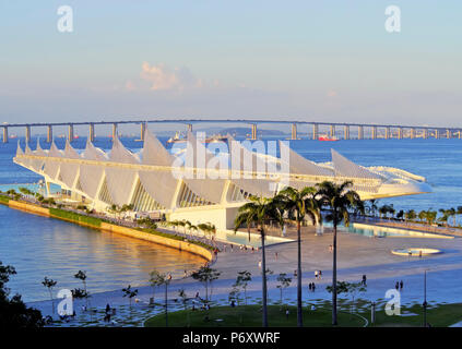 Brasilien, Stadt von Rio de Janeiro Praca Maua, Museum von Morgen (Museu do Amanha) von Santiago Calatrava gesehen von der Dachterrasse des Museu de Arte do Rio (MAR). Stockfoto